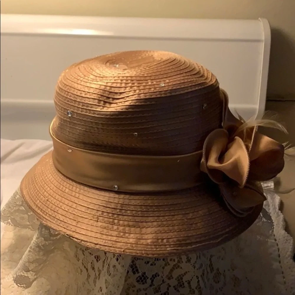 Swan Hat Vintage 6 inches high 7  head